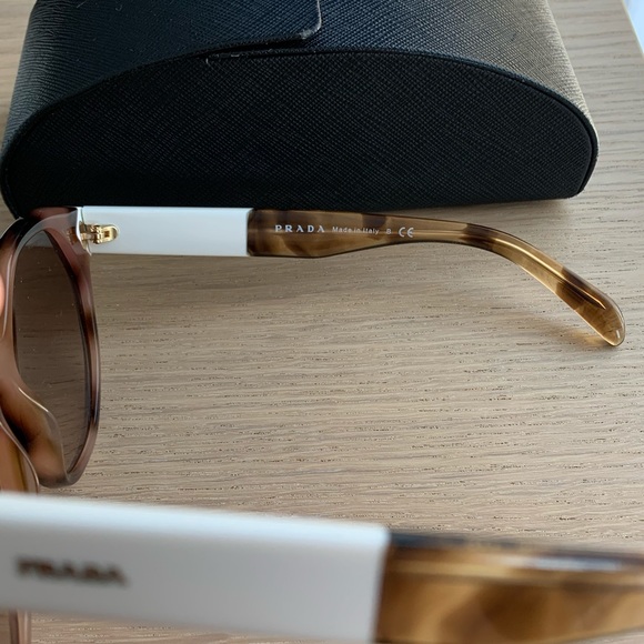 Prada - Picture 2 of 3